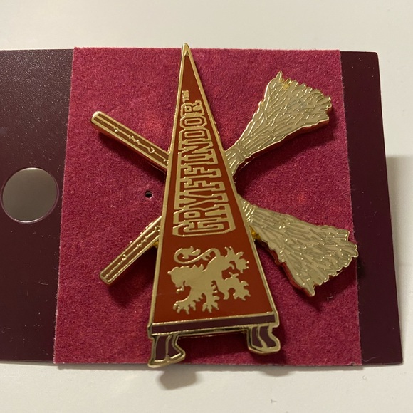The Wizarding World of Harry Potter Gryffindor Flag Pin New - Picture 6 of 10